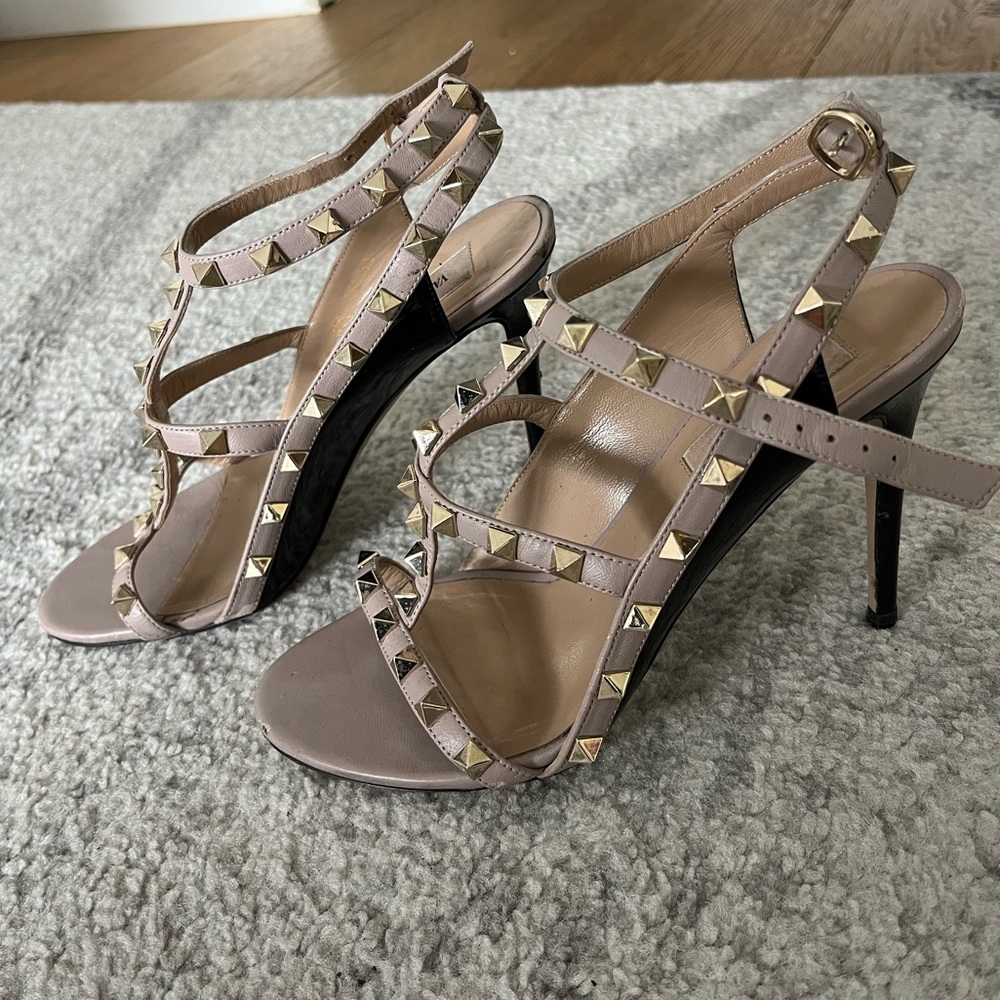 Authentic, Real, Valentino Rockstud Pumps in Black/Poudre